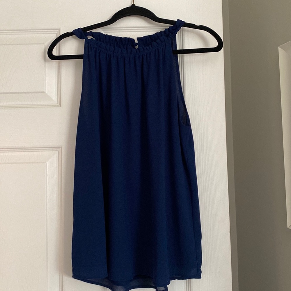 Beautiful navy sleeveless tank top.  Very flattering.